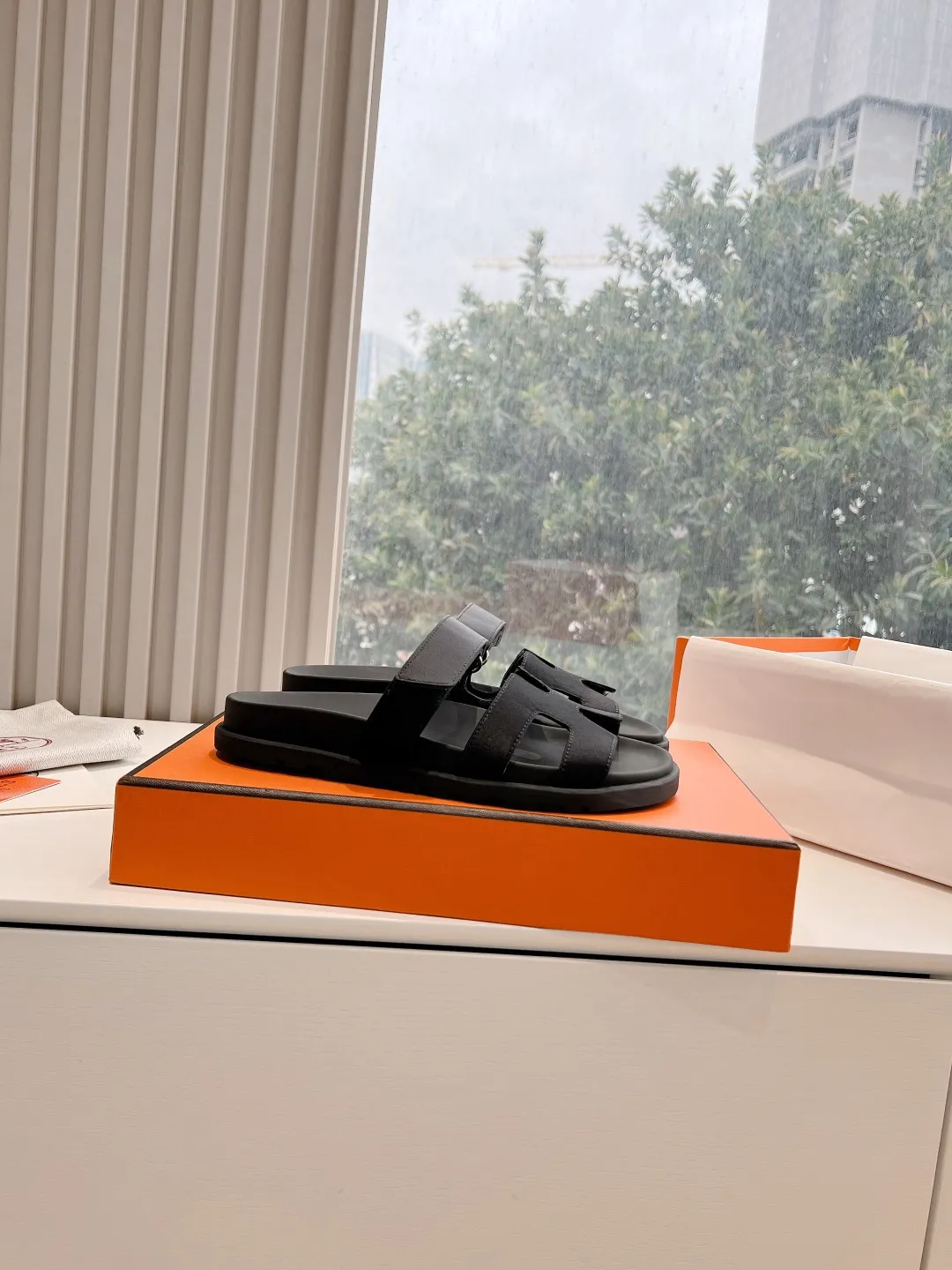 👟👟Ex-factory price 440👟👟 (Top version) H family 2024 spring and summer new style HERMES Hermes' recently popular couple's shoes, pig nose angle sandals and slippers, paired with various colorful socks, very trendy. Upper lining: imported original leather. Outsole: non-slip and wear-resistant outsole. Size: female 35-42 (40/42 non-returnable and non-exchangeable) Men’s size: 39-45 (45 is non-refundable and non-exchangeable)